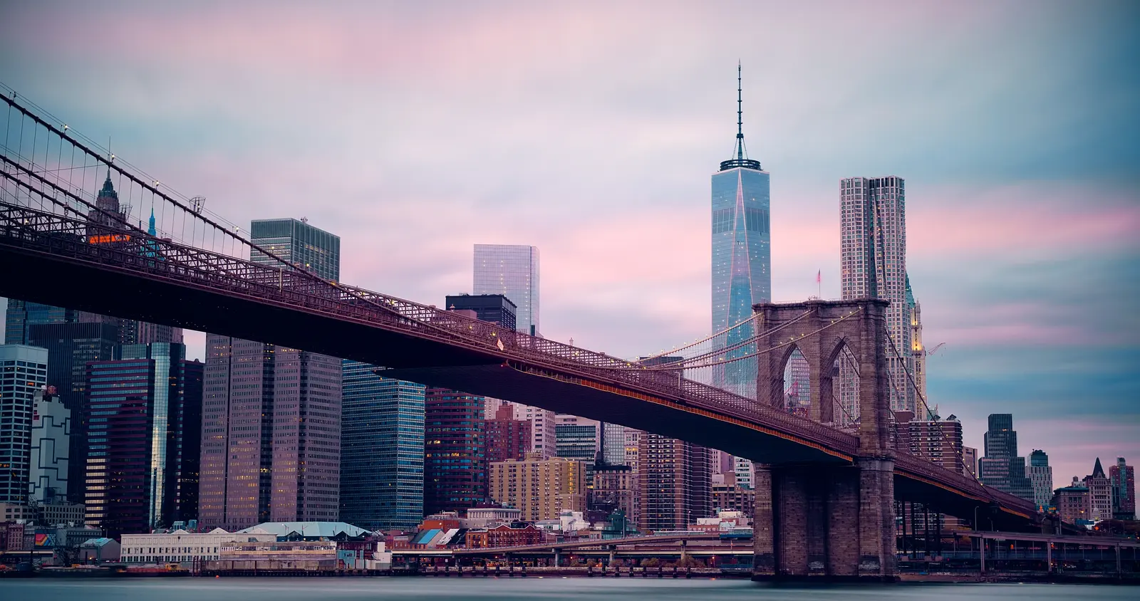 Ponte do Brooklyn e o skyline de Manhattan ao entardecer: a ponte entre o Brasil e os EUA