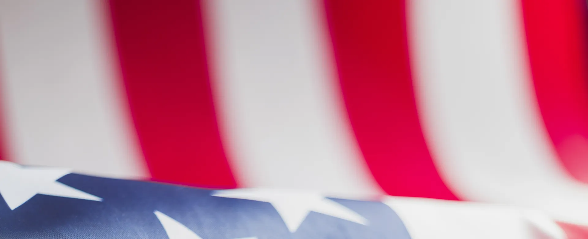 Listras vermelhas e brancas da bandeira dos Estados Unidos tremulando